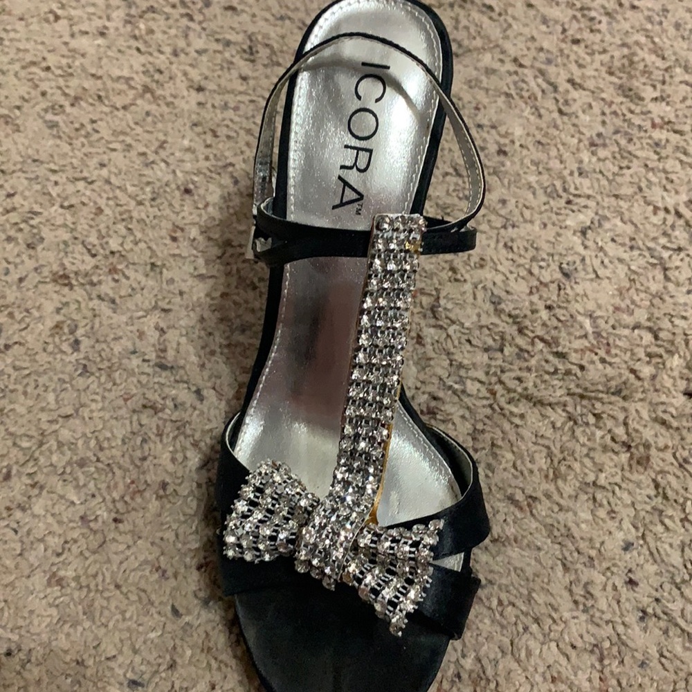 Black strappy heel with rhinestone bow